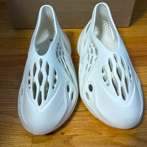 Yeezy Fosm Runners White